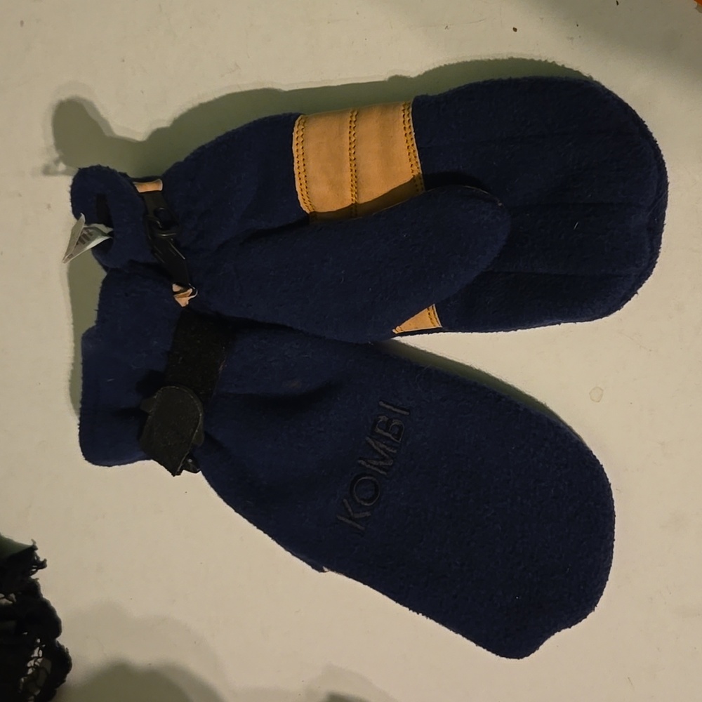 Kombi leece and leather winter mittens with velcro closure wrist straps
